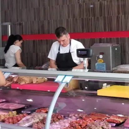 Ο Βασίλης Δρόσος στον χώρο του κρεοπωλείου